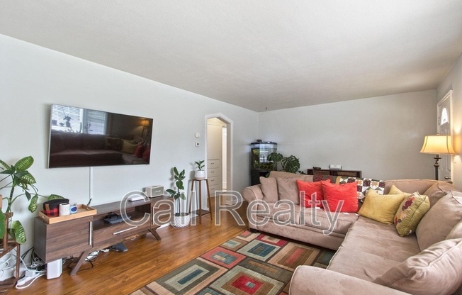 1117 E 33 AVE