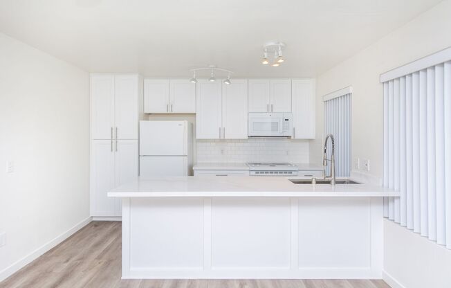 On Sail Bay in Pacific Beach! Updated 2 Bedroom / 2 Bath Condominium REDUCED DEPOSIT $2000!