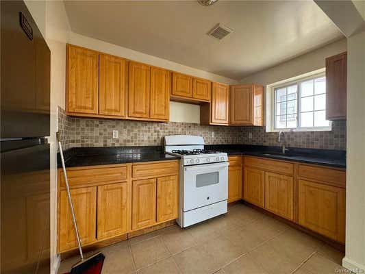 3 beds, 2 baths, 1,086 sqft, $3,400, Unit 3