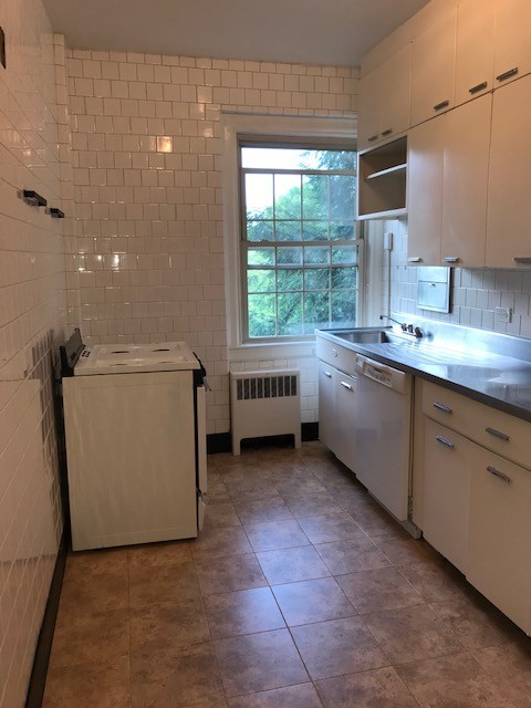 3 beds, 2 baths, 1,300 sqft, $2,300, Unit 315