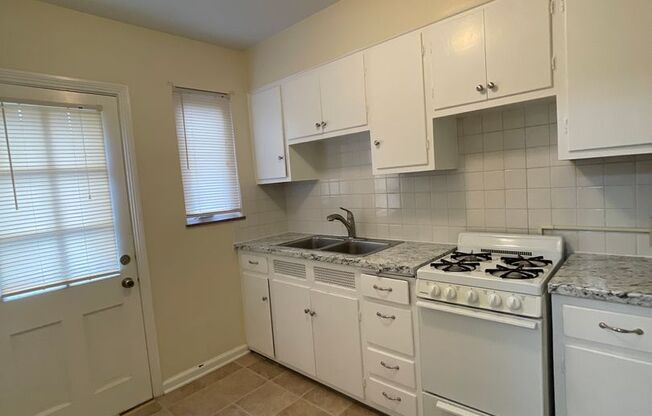 2 beds, 1 bath, $1,300, Unit D