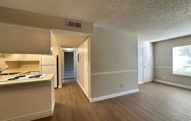 2 beds, 1 bath, 895 sqft, $1,700, Unit 490102