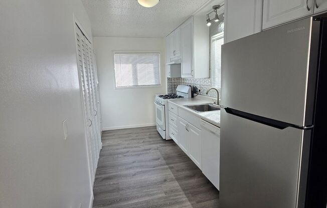 Beautifully Remodeled 2nd Floor Unit near downtown Martinez...