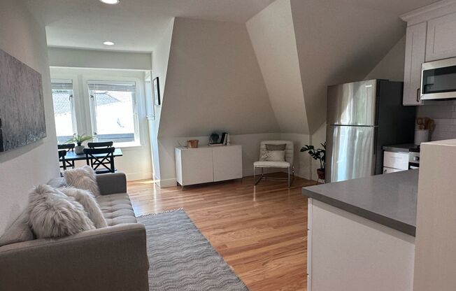 Newly Remodeled Top Floor 3 bed/ 1bath apartment with hardwood floor throughout