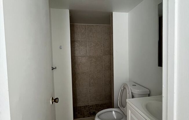 Studio, 1 bath, 400 sqft, $1,085, Unit 2R