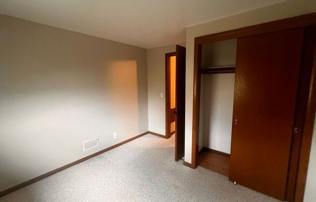 3 beds, 1.5 baths, $1,900, Unit 2852 - LEFT