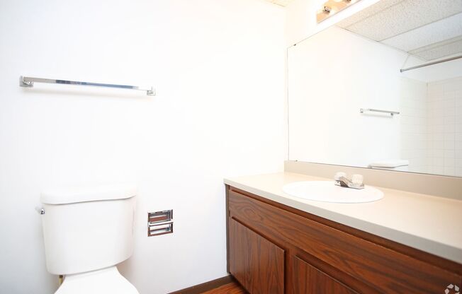 1 bed, 1 bath, 700 sqft, $825, Unit 801 West Crestwood Drive Apt 201