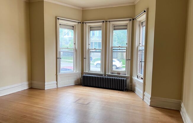 Adorable One Bedroom Upper in Heritage Hill! All utilities included!