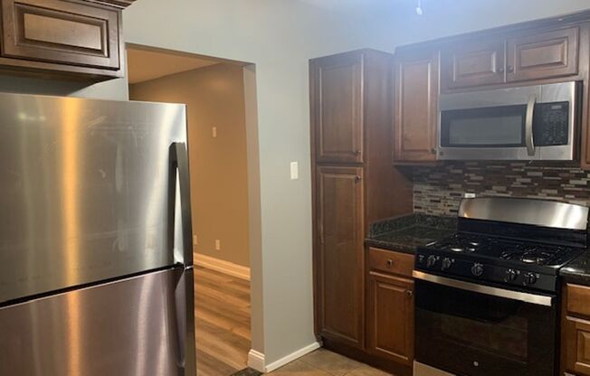 3 beds, 1 bath, $1,650, Unit Lower Unit