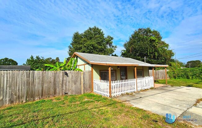 A cozy 2 bedrooms, 1 bathroom near Lake Parker!