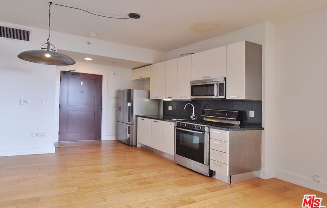Studio, 1 bath, 600 sqft, $1,950, Unit 908