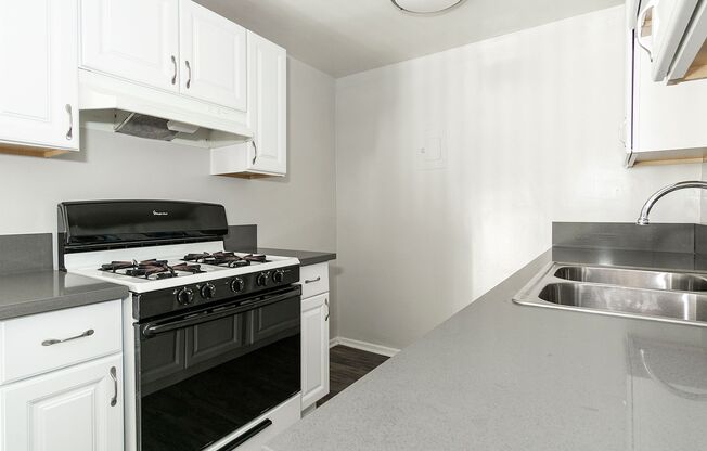 1 bed, 1 bath, 550 sqft, $2,100, Unit 14