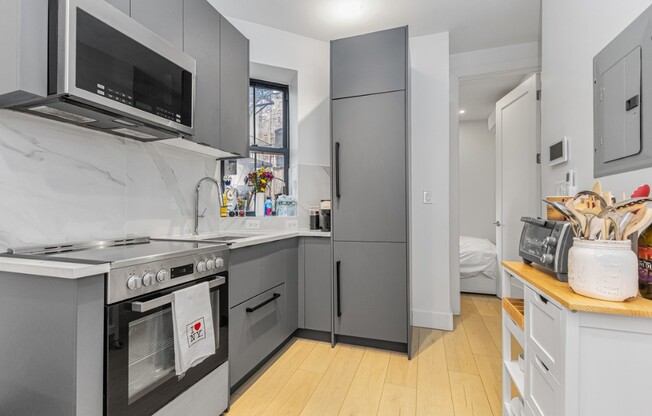 2 beds, 1 bath, $4,600, Unit 1D