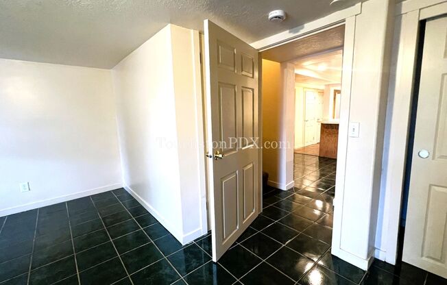 3 beds, 1 bath, $2,195, Unit # #B