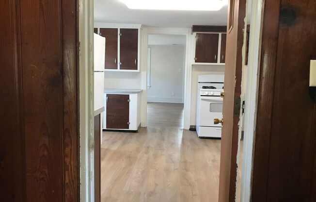 2 beds, 1 bath, 900 sqft, $750, Unit Up