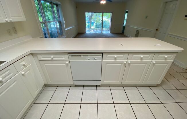 Pristine move in ready Condo located in Heatherstone !