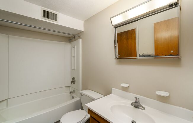 2 beds, 1.5 baths, $1,400, Unit 411 E Buttles Ave Apt. J