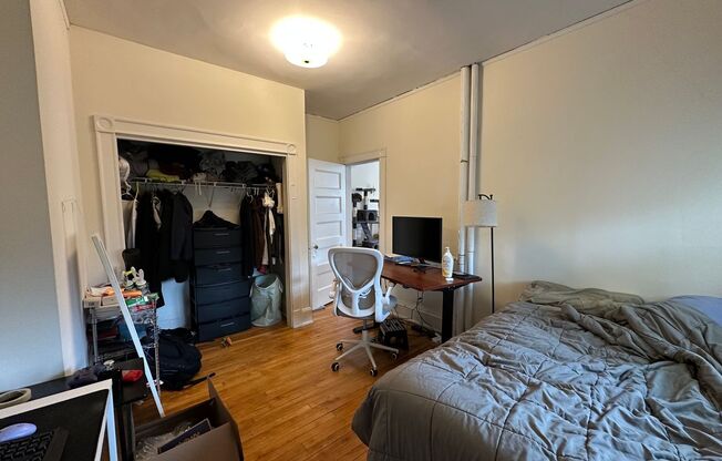 2 beds, 1 bath, 750 sqft, $3,200, Unit 33