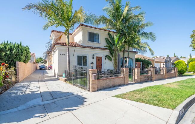 Warm and inviting Hawthorne Home!