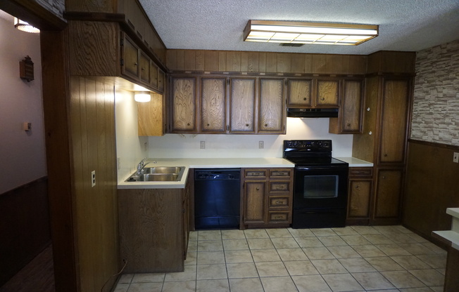 3 beds, 2 baths, 1,568 sqft, $1,395, Unit 7904 Aberdeen B