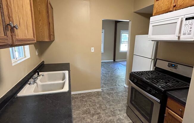 3 beds, 1 bath, $1,100