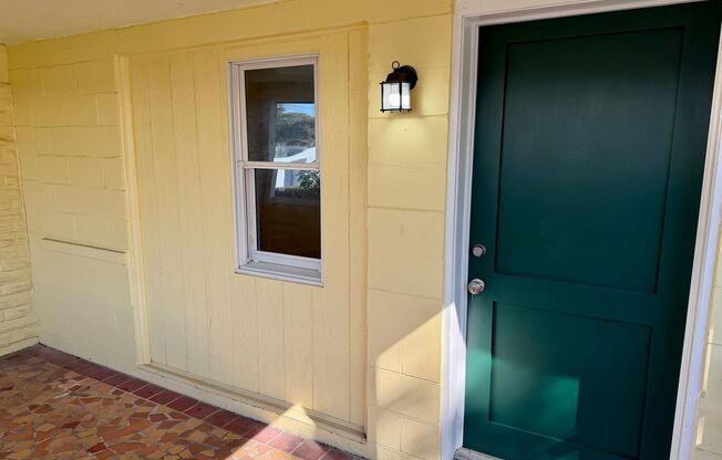 Amazing 2/1 so Close to the Ocean that you can see it from your Street!