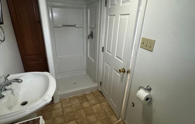 1 bed, 1 bath, $1,400, Unit # B