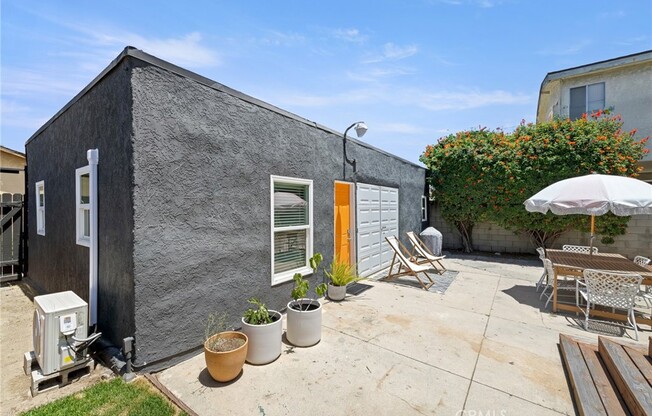 1583 W 48 ST
