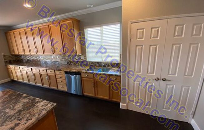 Beatiful Two Story Home In Victorville! Plus Extra Amenties!