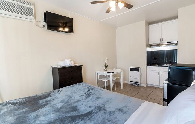 Studio, 1 bath, 121 sqft, $985.42, Unit 301