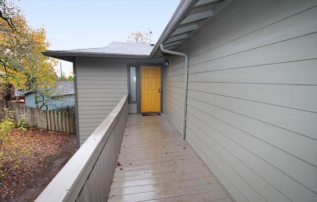 West Linn 2 Bedroom Duplex With Quality Updates & an FANTASTIC View!