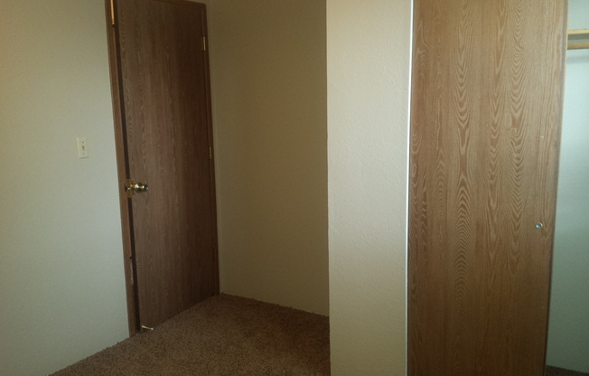 2 beds, 1 bath, 915 sqft, $1,300, Unit D