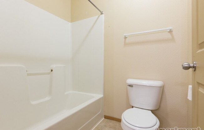 3 beds, 2 baths, 1,131 sqft, $1,320, Unit 1106B