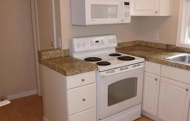 2 beds, 1 bath, $1,400, Unit 3