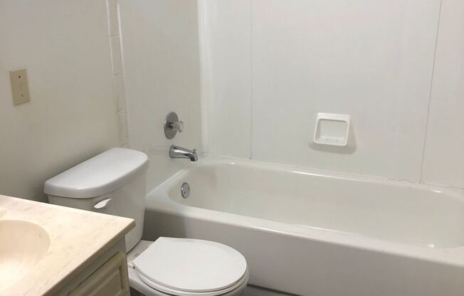 Studio, 1 bath, $595, Unit 31