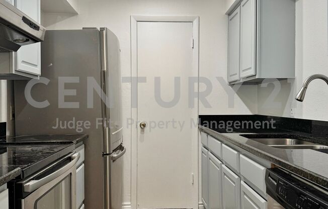 Charming 2-Story 2/1.5 Condo in Great Irving Location For Rent!