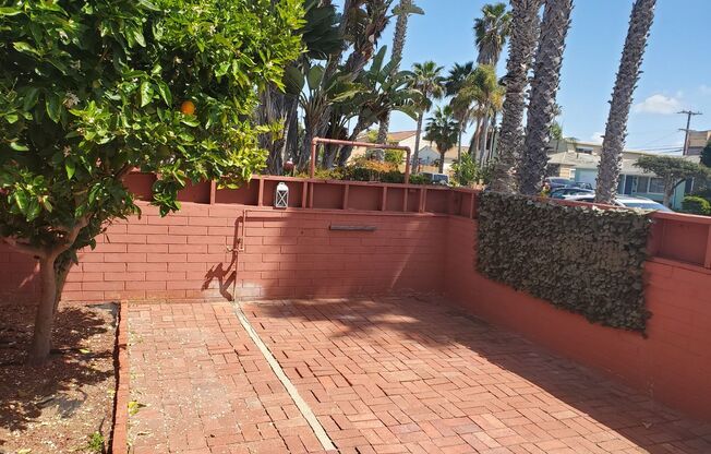 Pacific Beach / Large 1-Bedroom! Private Patio, Hardwood Floors, Parking & Pet Friendly!