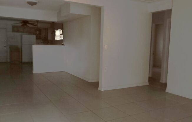2/1 Single family home with fenced in yard