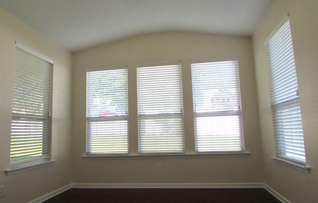 Grand 5 Bed/ 4 Bath Home - Waterlynn Subdivision - Chef's Kitchen - Sunroom - Covered Back Deck - Community Pool