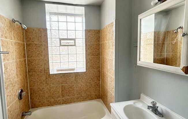 2 beds, 1 bath, 3 sqft, $1,475, Unit 1F