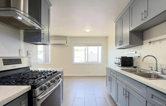 2 beds, 1 bath, $2,450, Unit 4