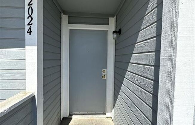 UPSTAIRS 2 BEDROOM UNIT ON THE EASTSIDE!