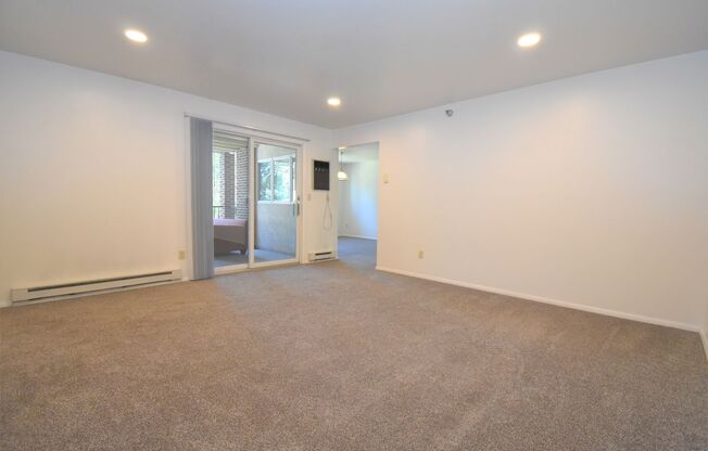 Huge Second Floor Apartment with 2b 1.5ba and Large Deck!