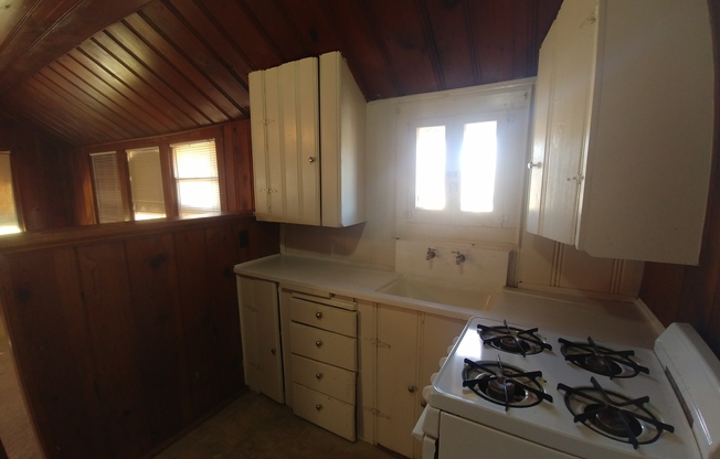 Studio Garage Apartment with Water/Trash/Gas Included in Rent!