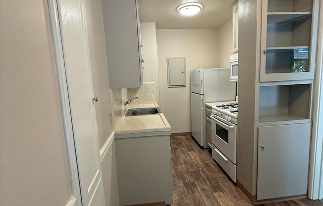 1 bed, 1 bath, $1,600, Unit 12