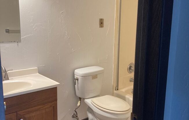 2 beds, 1 bath, $775, Unit Apt 10