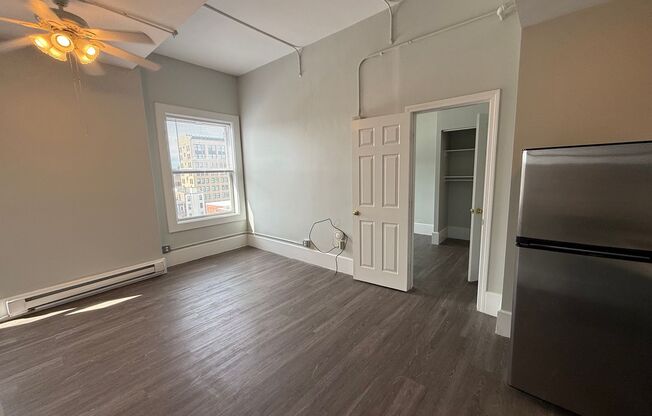 1 bed, 1 bath, 445 sqft, $1,675, Unit 928