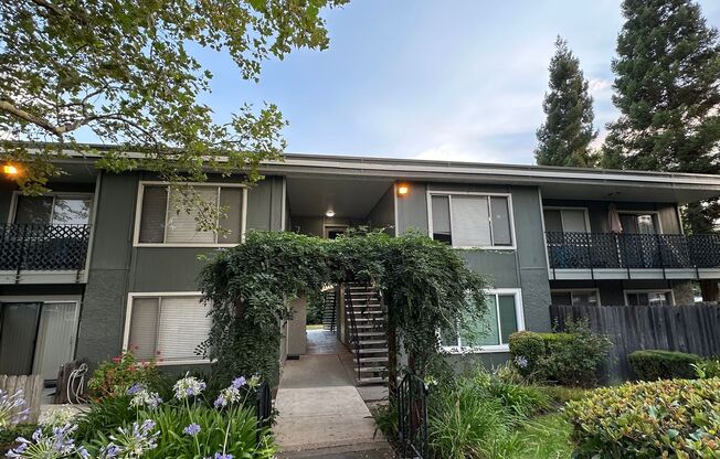 2 beds, 1 bath, $1,675, Unit 490108