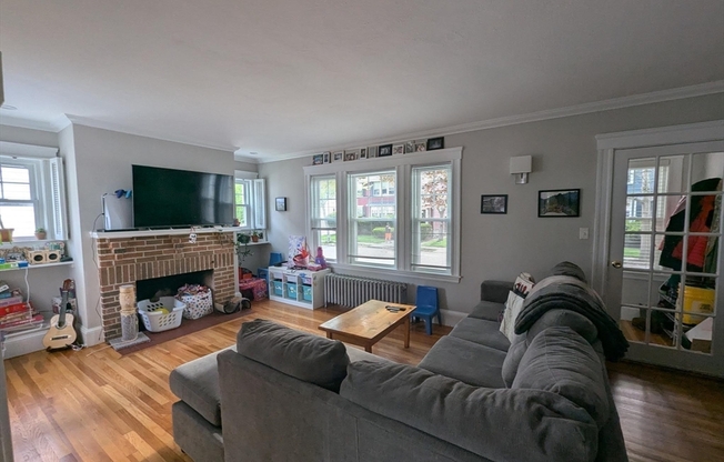 11 CLARENDON RD