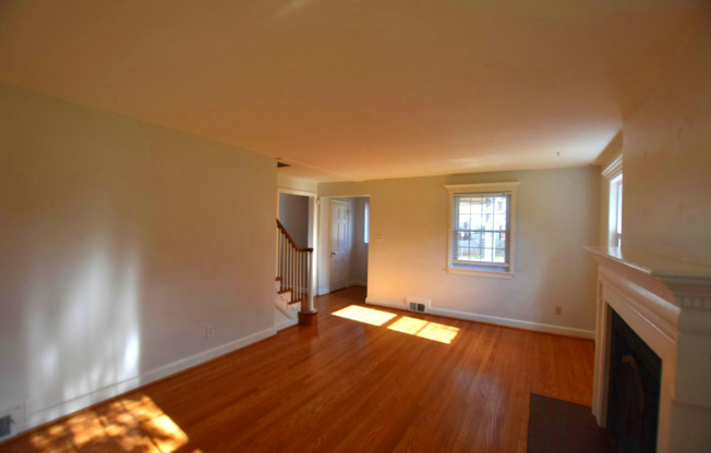 Classic Colonial in Kensington!